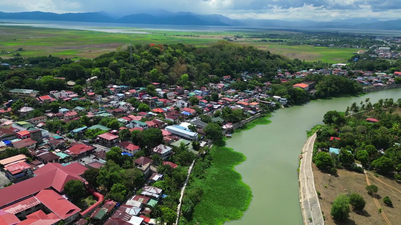 Pagsanjan, Laguna'daki Pagsanjan Nehri'nin, nehir kenarındaki mahalleleri, tropikal ormanları ve Sierra Madre sıradağlarının eteklerini içeren sinematik drone panoraması