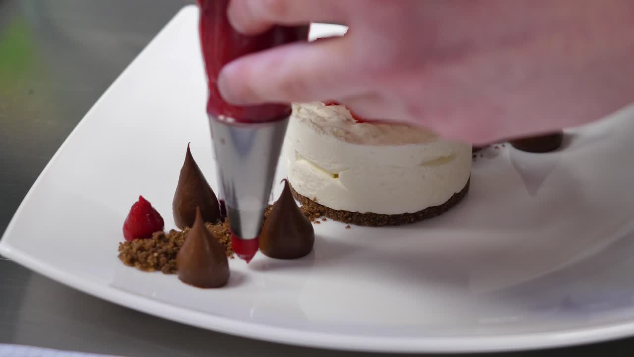 우아하게 장식된 치즈케이크