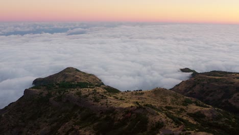 Vista-Aérea-Del-Pico-Do-Arieiro-Durante-La-Puesta-De-Sol