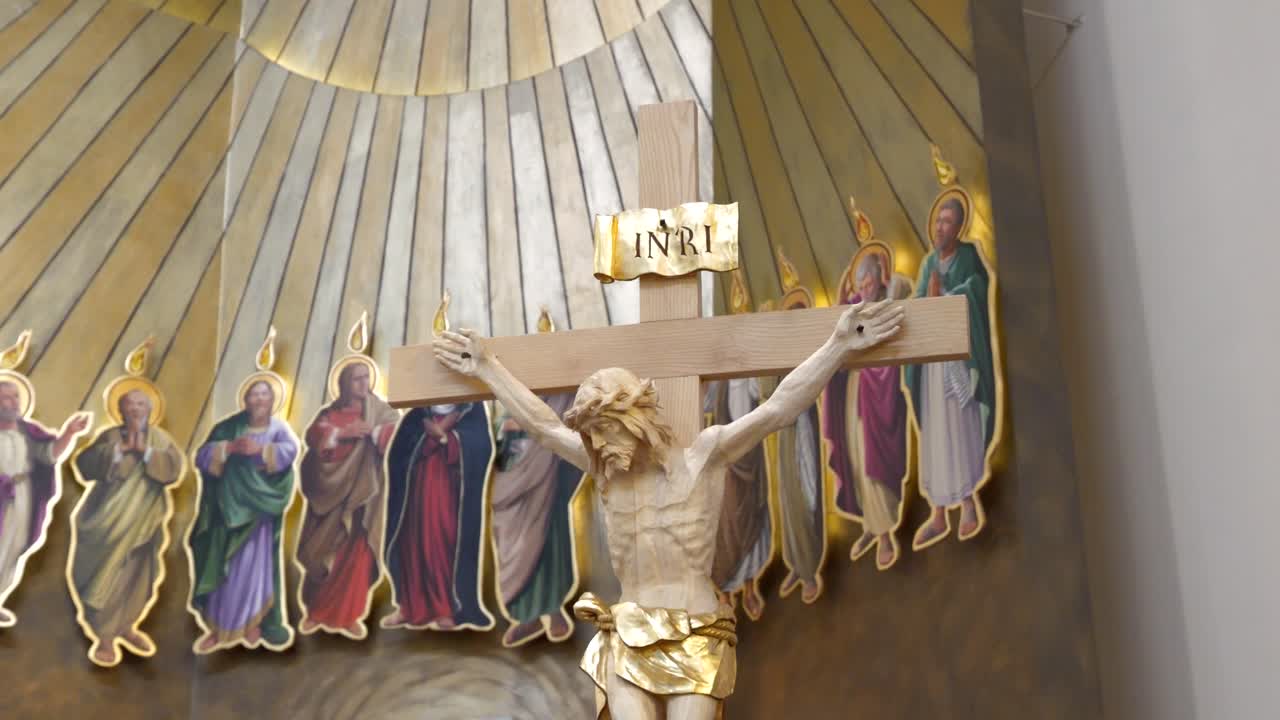 altar en una iglesia con una figura de jesucristo en la cruz