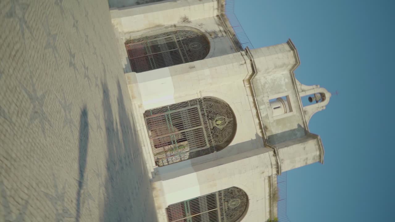 capilla antigua revelada al viajar a través de la puerta de piedra con cámara de rotación de vórtice