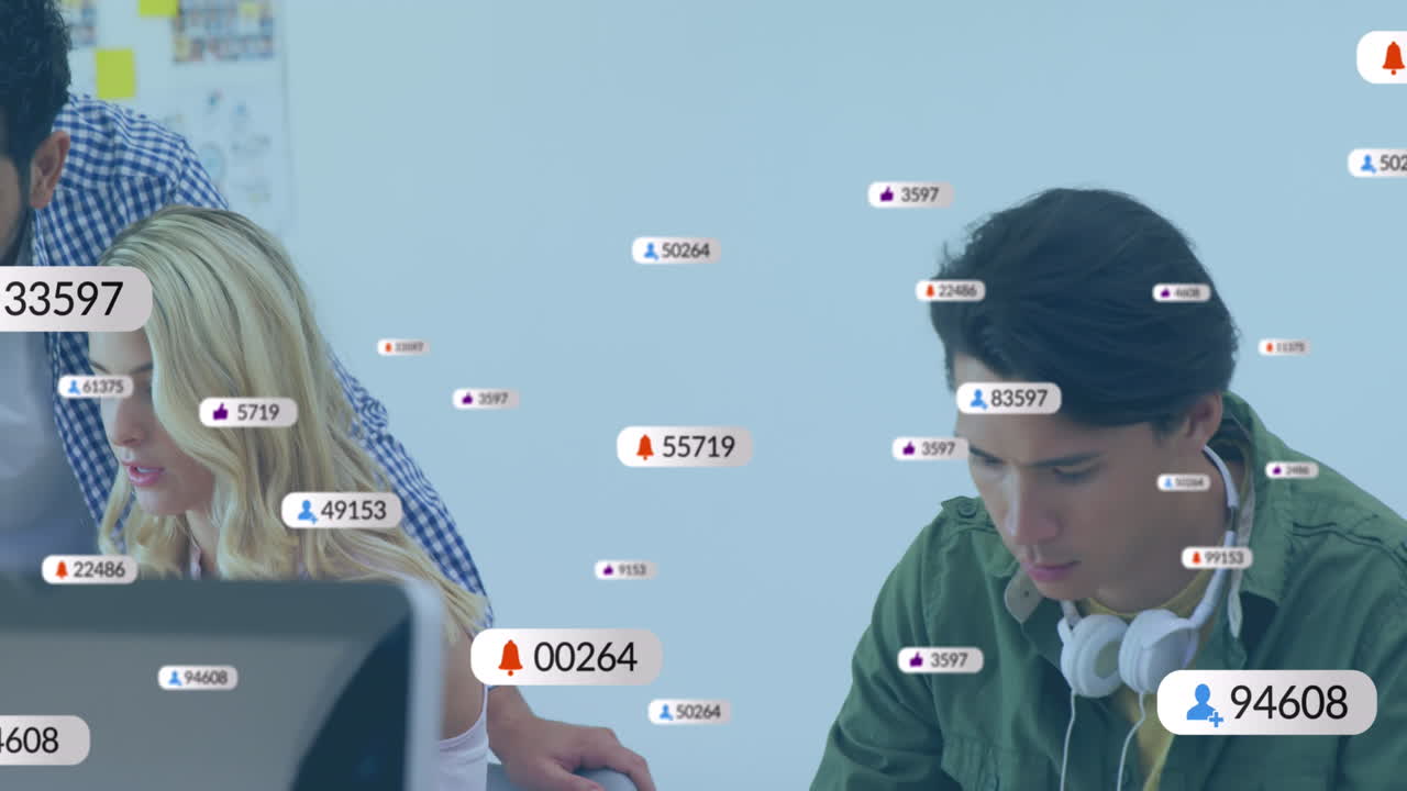 사무실에서 다양한 비즈니스 사람들에 대한 소셜 미디어 데이터 처리의 애니메이션