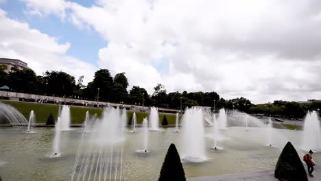 jardines de trocadero en un día de verano, parís, francia