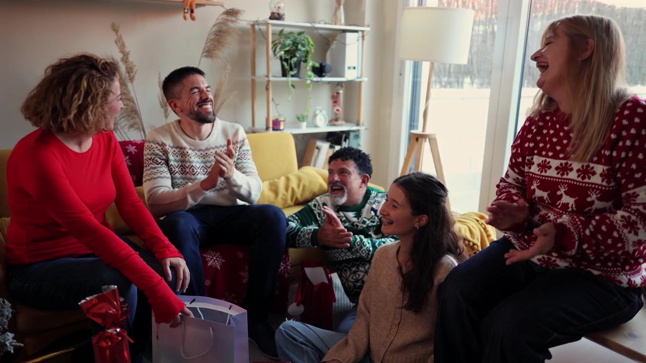 Glædelig familie, der fejrer jul sammen derhjemme