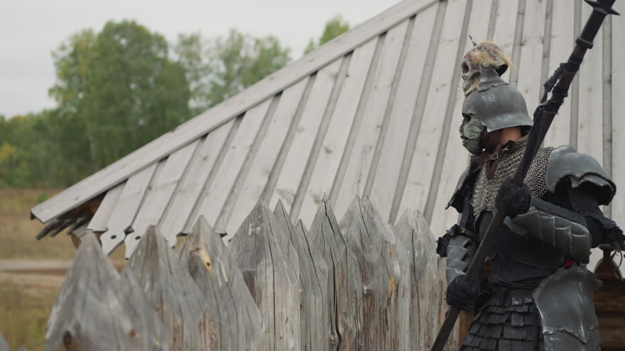 el caballero oscuro se cuela en el asentamiento para luchar contra los residentes