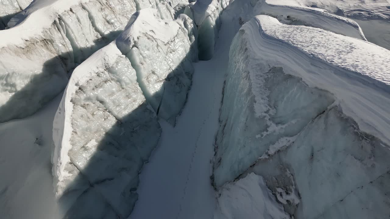 공중 밀어내기: 겨울에 스위스 알프스 산에 있는 빙하와 얼음 정면