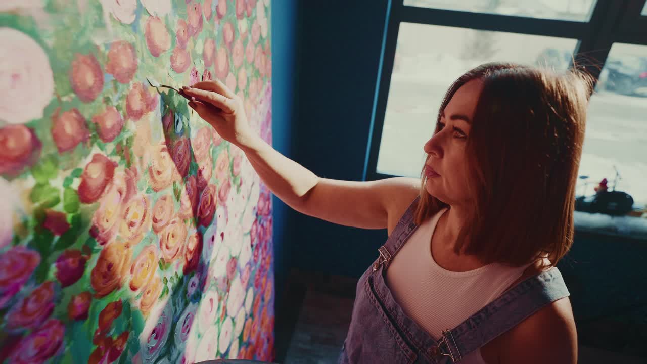 Artista Feminina Pintando Grande Tela Floral em Estúdio Iluminado