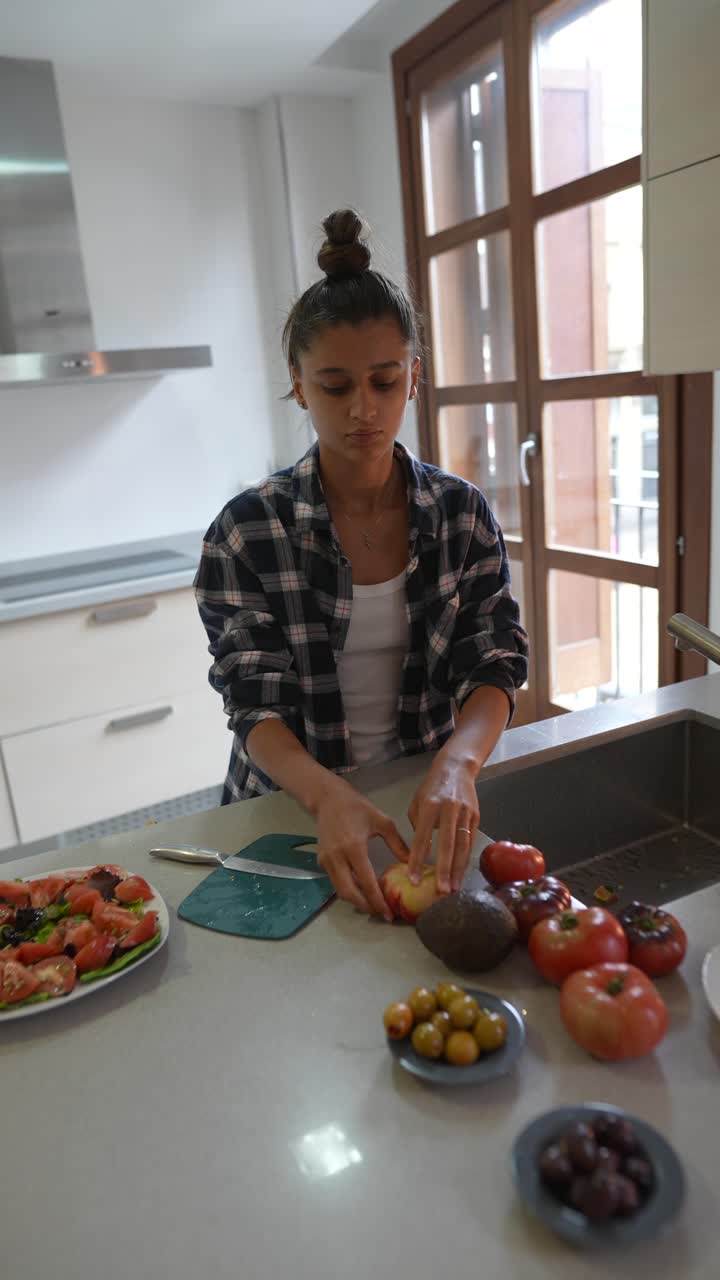 mujer preparando una ensalada en una cocina