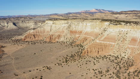 desierto con montañas y cielo azul