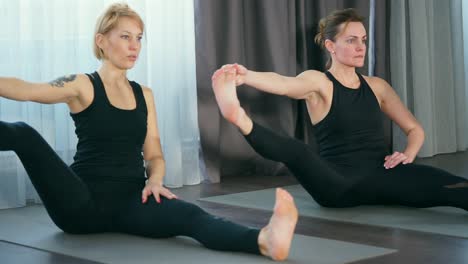mujeres practicando posturas de yoga