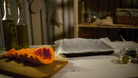 preparación de un plato de calabaza. calabaza cruda al horno con especias y hierbas. calabaza cruda