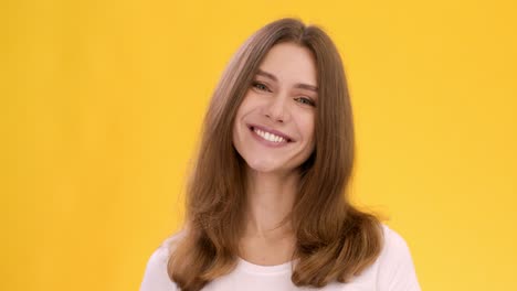 mujer feliz mostrando el signo de la paz