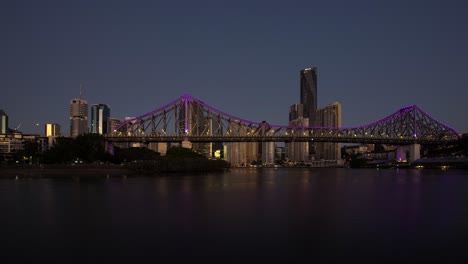 Brisbanes-Story-Bridge-Im-Zeitraffer-Von-Der-Nacht-Zum-Tag,-Beleuchtet-Vom-Sonnenaufgang