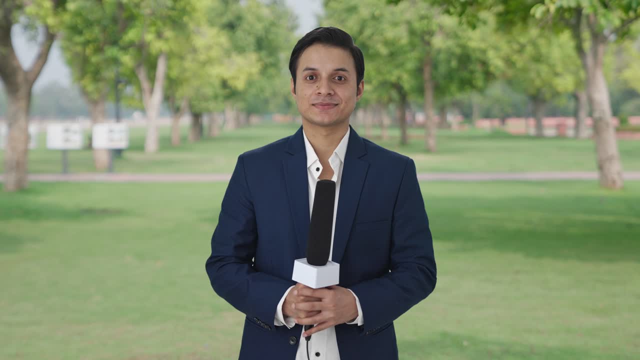 행복한 인도 기자의 초상화