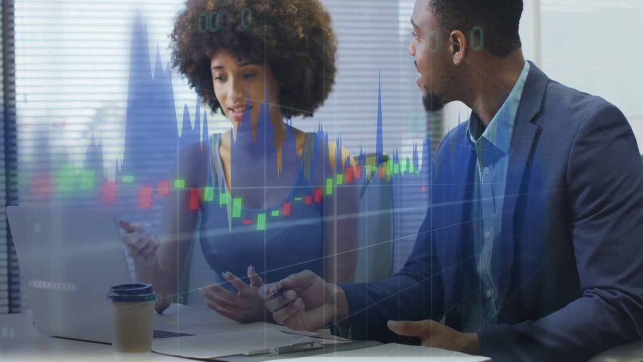 animación del procesamiento de datos financieros sobre diversas personas de negocios en la oficina