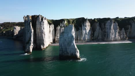 Große-Und-Schöne-Kreidefelsen,-Die-Aus-Dem-Meer-Wachsen,-Atlantik,-Drohne,-Frankreich,-Etretat