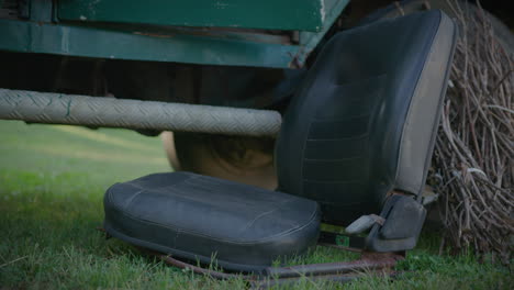 Alter-Und-Rostiger,-Verlassener-Offroad-Autositz