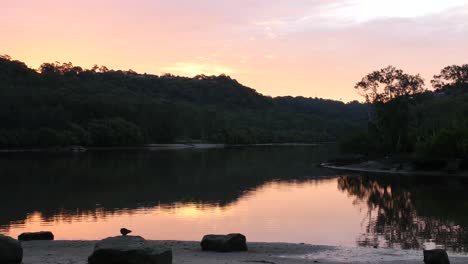 Dramatischer-Sonnenuntergang-Himmel-über-Hügeln-Reflektiert-Auf-Ruhigem-Wasser-Des-Woronora-Flusses,-Australien