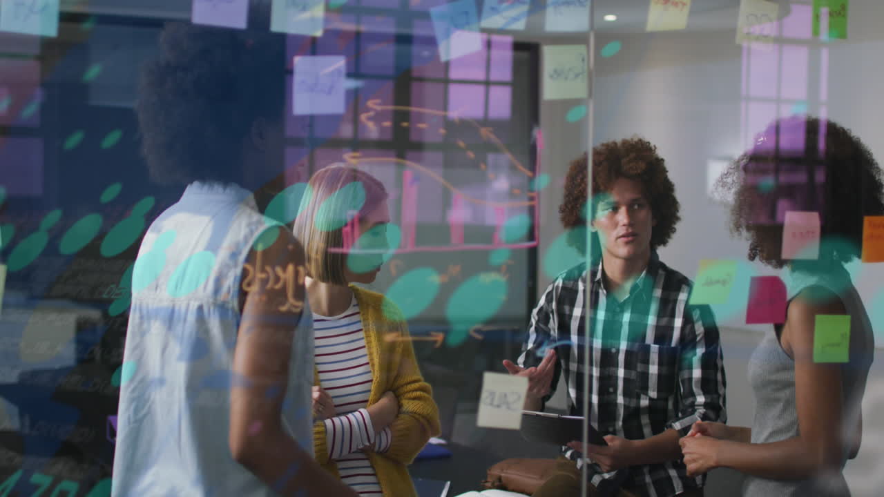 animación de gráficos, cambios de números y mapas sobre diversos compañeros de trabajo compartiendo ideas en la oficina