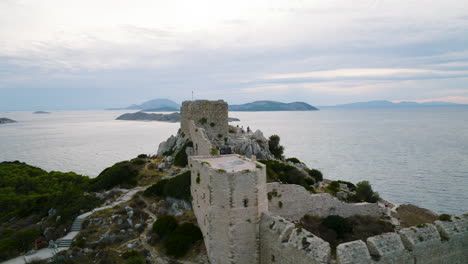 Media-órbita-Aérea-Alrededor-Del-Castillo-De-Kritinia-Con-Vistas-Al-Mar-Egeo,-Rodas