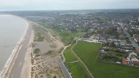 volando desde el mar del norte a la iglesia de pakefield beach en lowestoft, reino unido