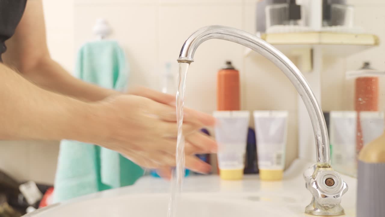 싱크대에서 손을  ⁇ 고 있습니다.