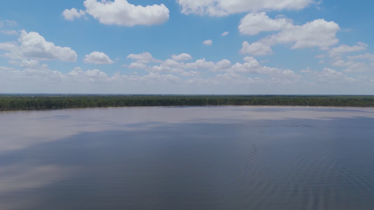 drone captura el lago sereno bajo un cielo nublado