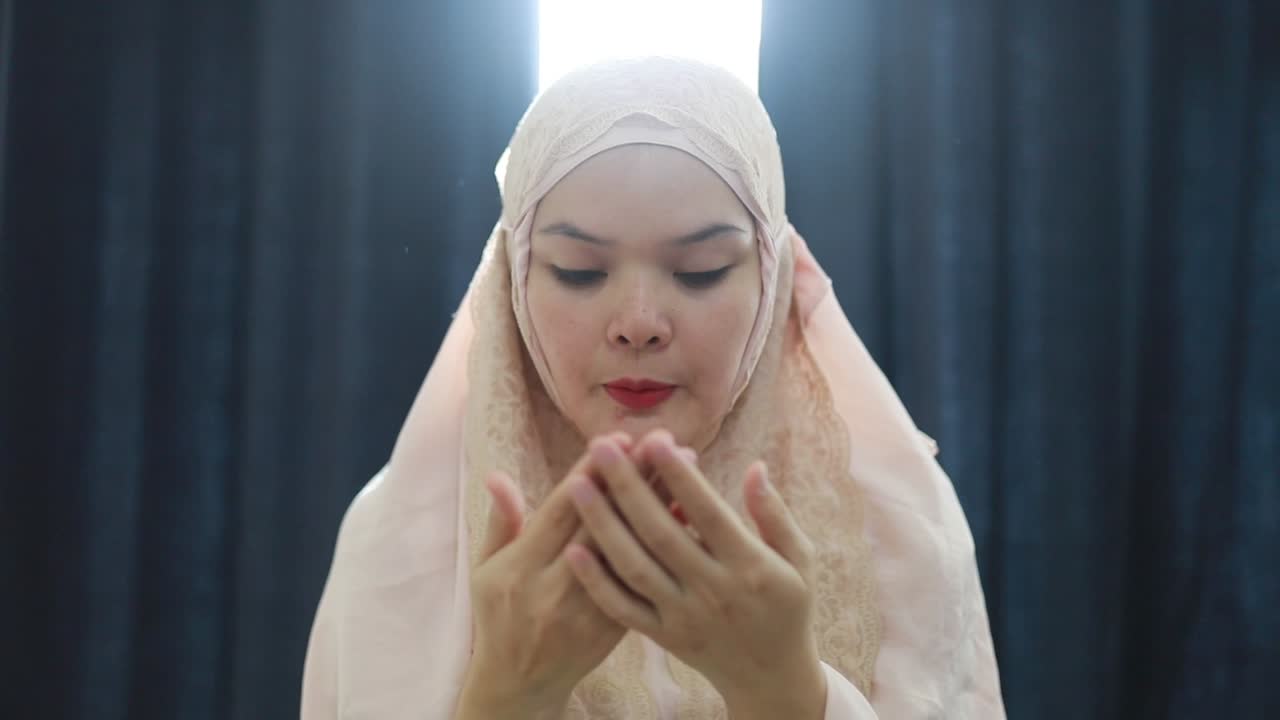 아시아 젊은 여성 쇼라트와 꾸란 읽기