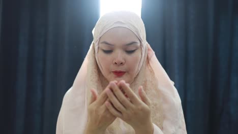 asian young woman sholat and reading qur'an