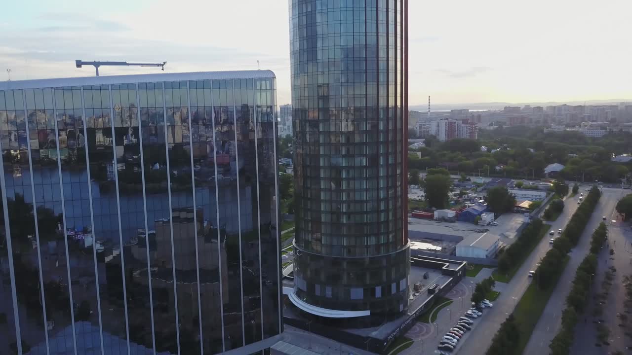 vista aérea de una ciudad moderna con edificios de gran altura