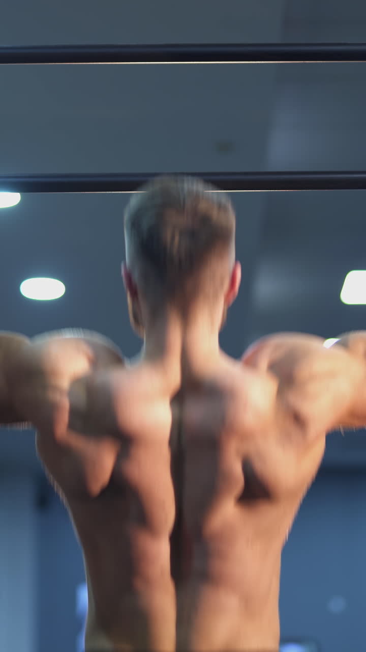 체육관 에서 풀업 을 하는 남자
