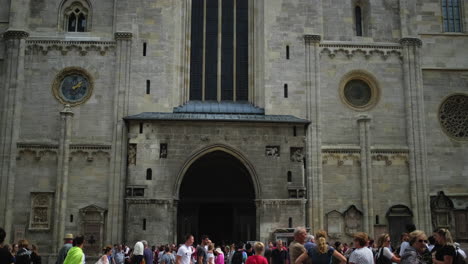 el exterior de una catedral histórica