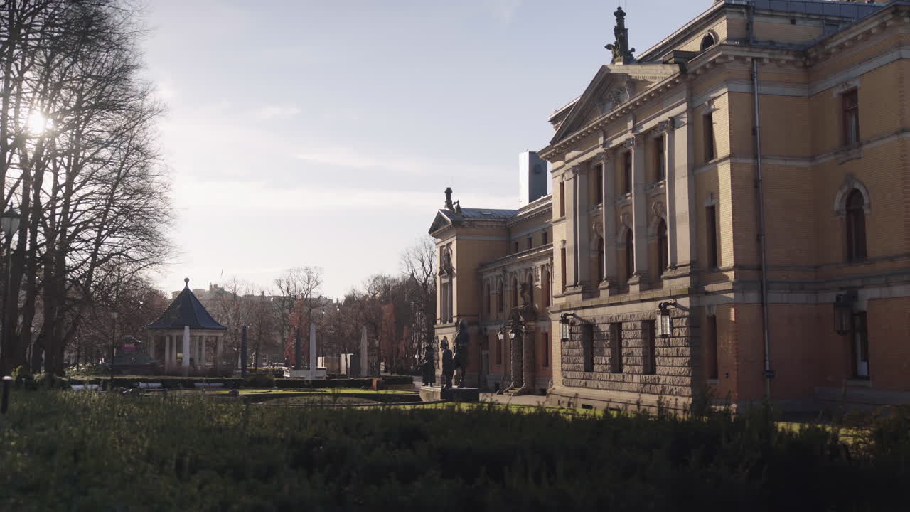 폐쇄 기간 동안 오슬로스 국립극장 앞의 빈 날