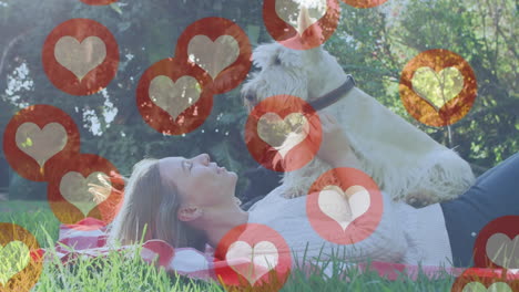 animación de emojis de corazón sobre feliz mujer caucásica con perro