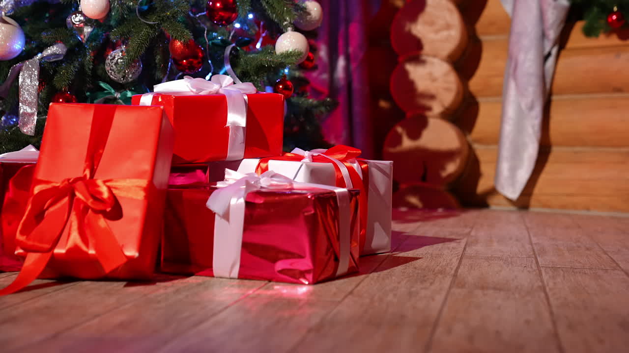 Noel ağacının yakınındaki hediyeler. Güzel süslenmiş Noel ağacının altındaki birçok hediye kutusu.