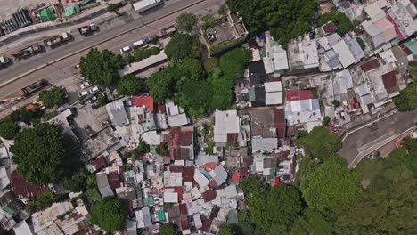 disparo giratorio aéreo de arriba hacia abajo sobre el pueblo de cha kwo ling, hong kong, china