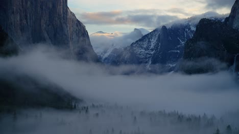 Sonnenaufgang-Am-Yosemite-Nebel-Im-Tal