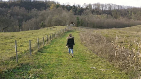 Schöne-Frau,-Die-Auf-Einem-Landwirtschaftlichen-Feld-Mitten-In-Einem-Ländlichen-Dorf-Spazieren-Geht