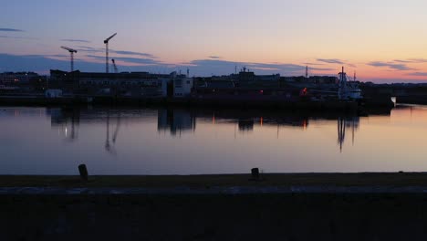 Toma-Cinematográfica-De-Carro-Que-Captura-La-Belleza-Del-Muelle-De-Nimmo-Y-Los-Muelles-De-Caddagh-En-Una-Mañana-Gloriosa-Con-Colores-Deslumbrantes