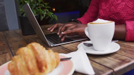 Afroamerikaner-Sitzt-In-Einem-Café