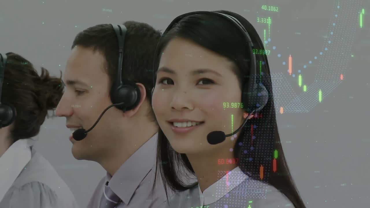 電話ヘッドセットを使用したビジネスマンによる金融データ処理のアニメーション