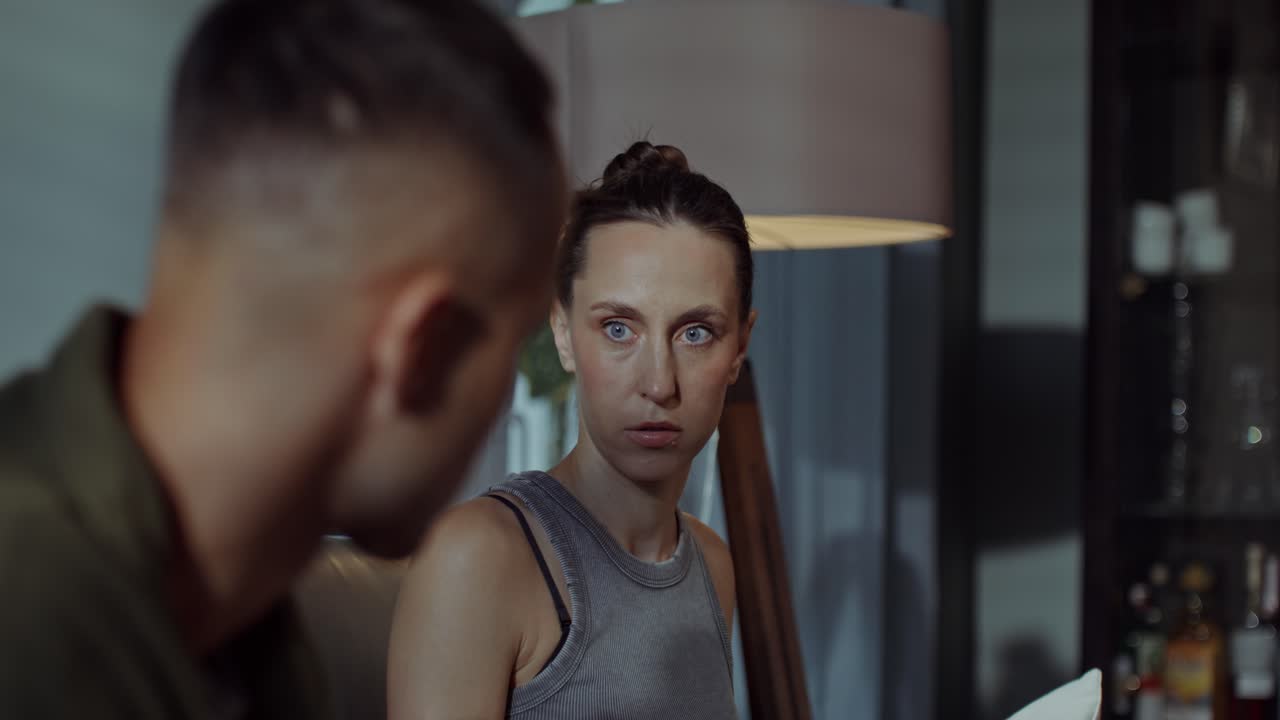 pareja en conversación