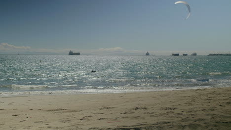 Playa-Soleada-Con-Cometas-Y-Barcos