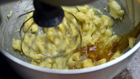 mezcla de ingredientes para hornear en un recipiente de acero inoxidable a cámara lenta