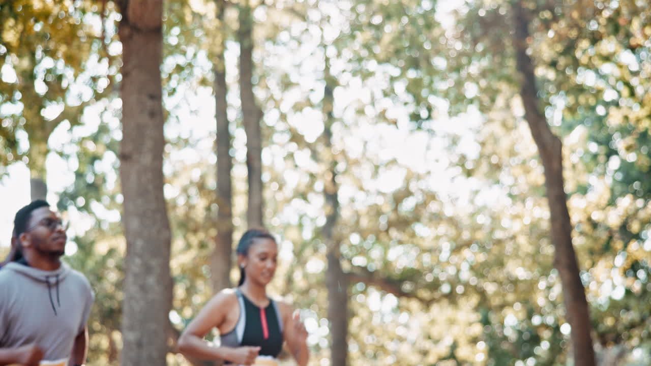 corredores en un parque