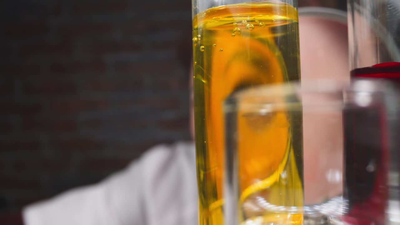 의학 연구원 은 확대 유리 를 통해  ⁇ 플 을 살펴본다