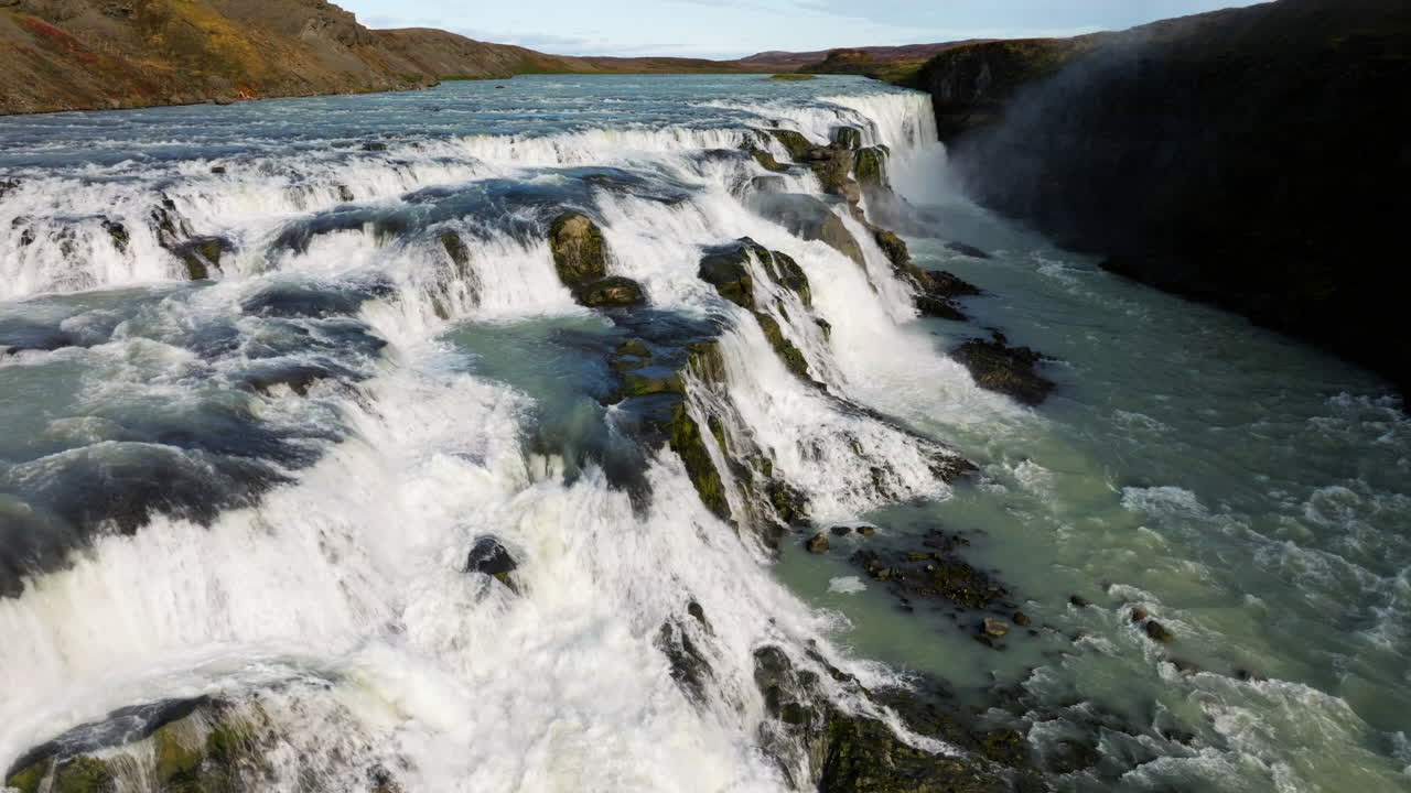 poderosa cascada de gullfoss en las primeras horas de la mañana en islandia - toma aérea de dron