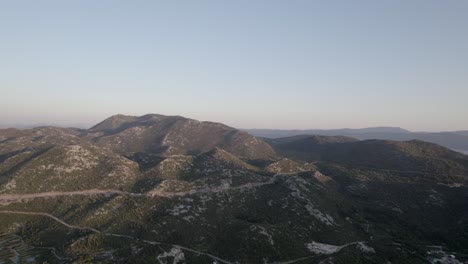 video de drones sobre el área de opuzen en croacia, grabando la cordillera al atardecer en la autopista 8, el tráfico de automóviles se puede ver en la distancia