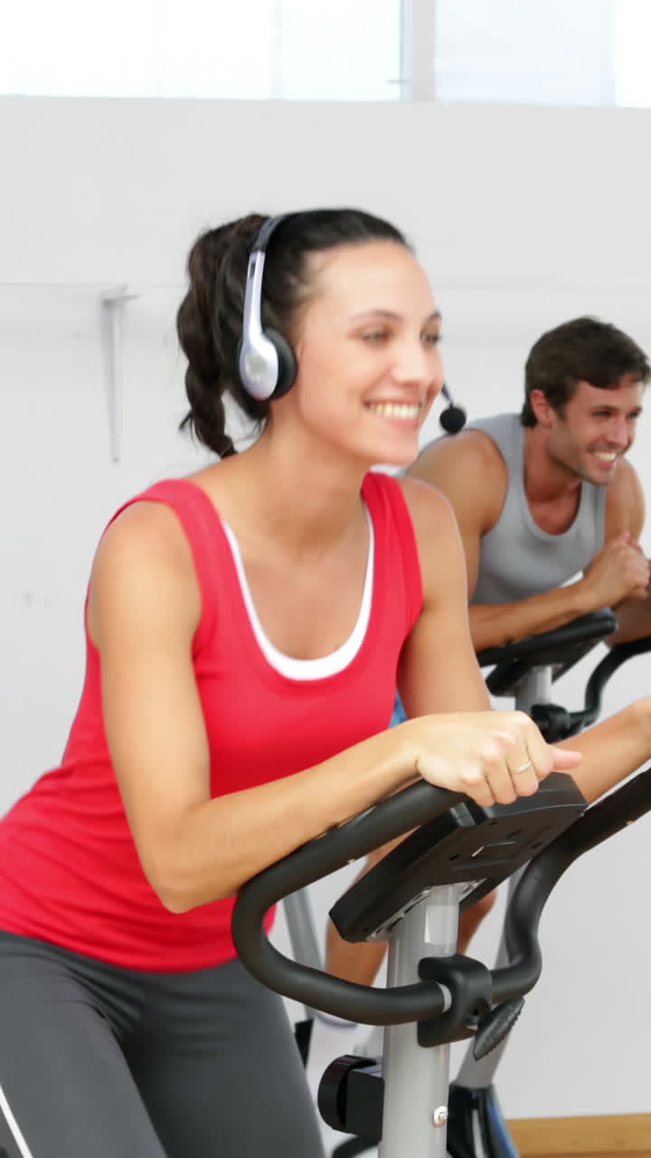 clase de spinning en un estudio de fitness dirigida por un instructor enérgico