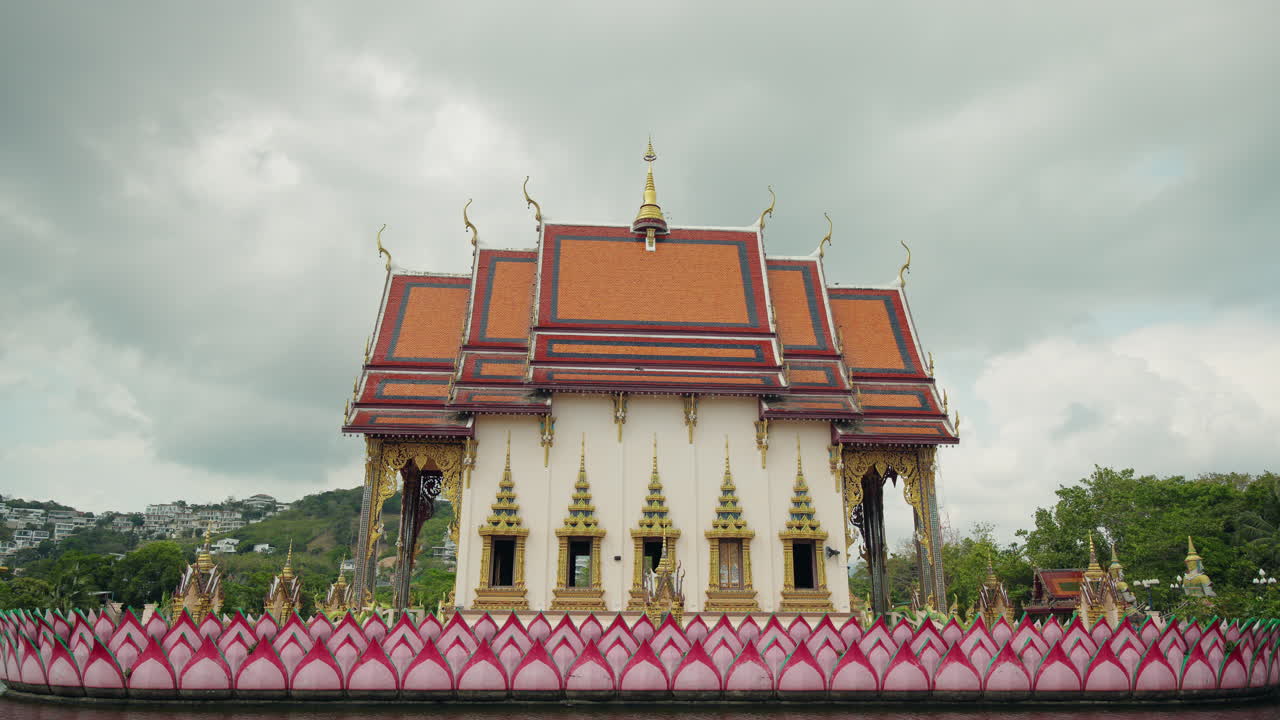Edificio del Tempio Tailandese di Wat Plai Laem con Architettura Tradizionale sull'Isola di Koh Samui in Tailandia